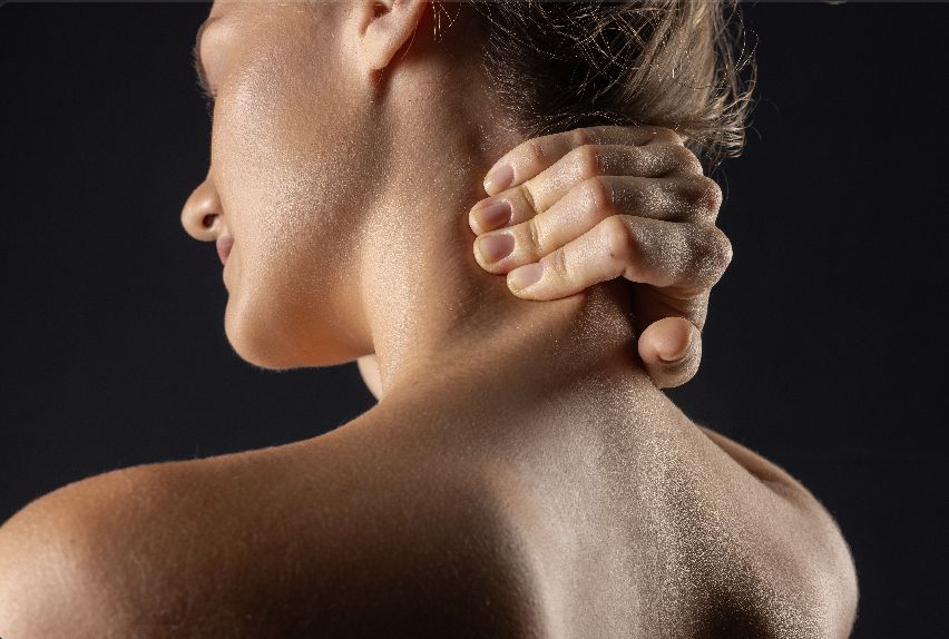 Femme souffrant de douleur au cou et à la nuque - névralgie d'Arnold