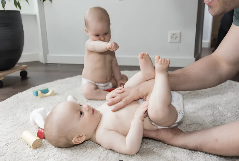 Séance d'ostéopathie pédiatrique avec deux bébés