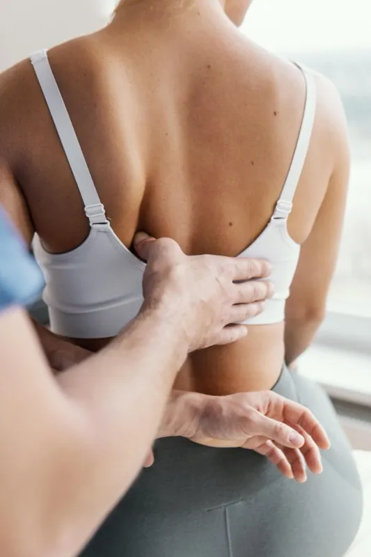 Examen ostéopathique du dos d'une patiente