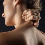 Femme souffrant de douleur au cou et à la nuque - névralgie d'Arnold